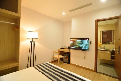 TV a/nebo společenská místnost v ubytování Aiden Saigon Hotel