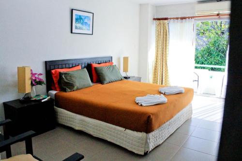 1 dormitorio con 1 cama con 2 toallas en Ben's House, en Ao Nang Beach