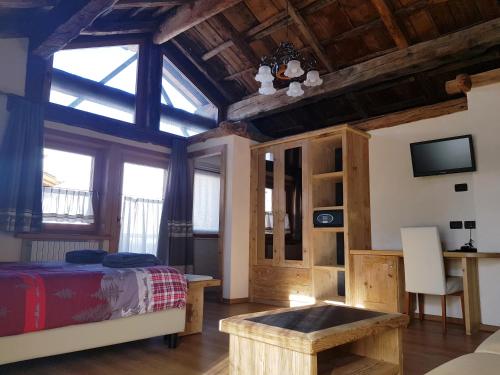 Телевизор и/или развлекательный центр в La Grolla Rooms & Apartments