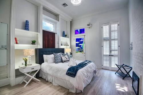 7 Bedroom - Sleeps 14! Next to Bourbon Street Image