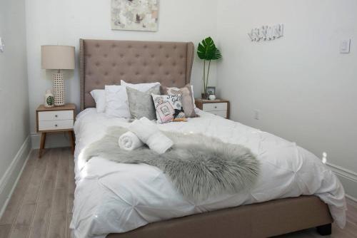 Postel nebo postele na pokoji v ubytování 7 Bedroom - Sleeps 14! Next to Bourbon Street