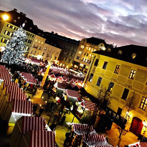 Nespecifikovaný výhled na destinaci Bratislava nebo výhled na město při pohledu z apartmánu