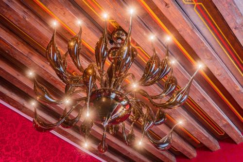 a chandelier hanging from the ceiling of a room at Palazzo San Lorenzo in Venice