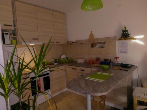 Una cocina o zona de cocina en Smiley Apartman