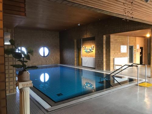 a large swimming pool in a building with a pool at COAST HOUSE Havenquartier in Bremerhaven