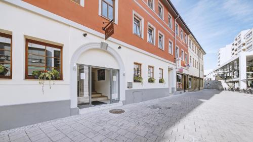 eine leere Straße in einer Stadt mit Gebäuden in der Unterkunft Boutique-Hotel Kronenstuben in Ludwigsburg