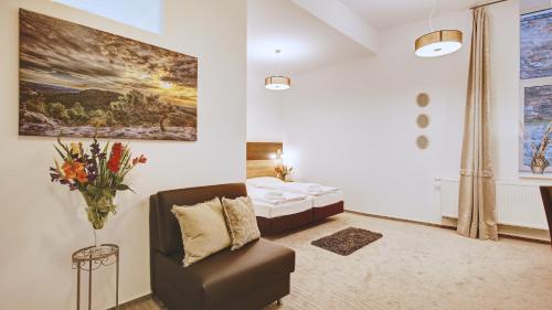 a living room with a couch and a bed at Boutique-Hotel Kronenstuben in Ludwigsburg