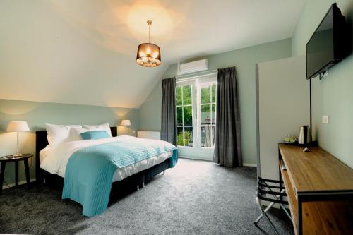 a bedroom with a bed and a window at Hotel Trix in Arnhem