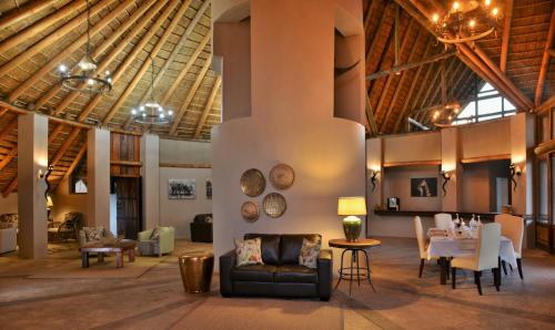 Ruang duduk di Garden Route Safari Camp