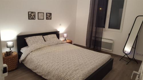 En eller flere senge i et værelse på Appart Confortable à Tulle - Bien situé - Calme