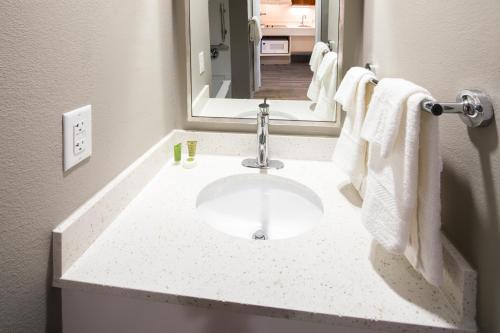 Bathroom sa Uptown Suites Extended Stay Denver CO -Westminster