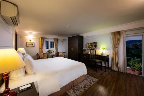 Cama o camas de una habitación en Hong Ngoc Dynastie Boutique Hotel & Spa