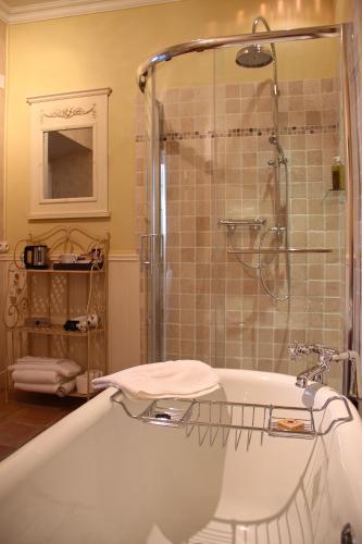une salle de bain avec baignoire et douche dans l'établissement Sainte-Hélène Chambres d'Hôtes & Appartement, à Olonzac