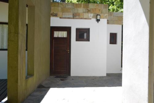 un edificio con una puerta en el medio en Las Cortaderas en Balneario Mar Azul