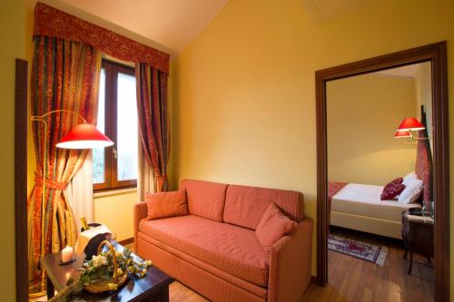 a living room with a couch and a mirror at Country Hotel & Resort I Calanchi in Ripatransone