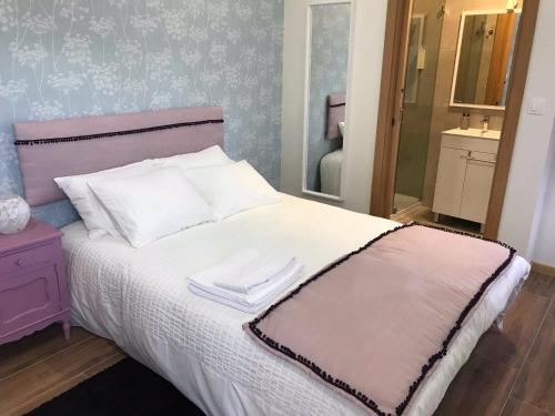 1 dormitorio con 1 cama con 2 toallas en Quinta da Retorta, en Pinhel