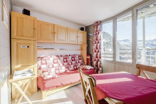 una stanza con tavolo, tavolo e finestra di Residence Les Ruches - maeva Home ad Avoriaz