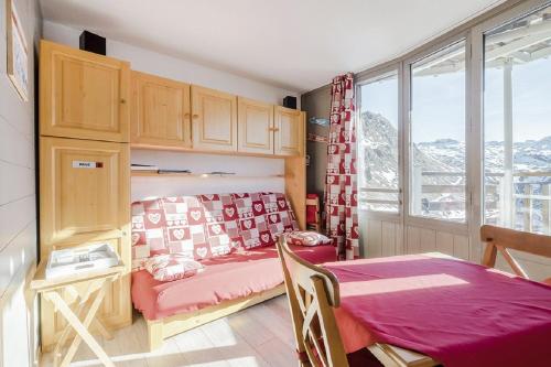 une chambre avec une table, une table et une fenêtre dans l'établissement Residence Les Ruches - maeva Home, à Avoriaz