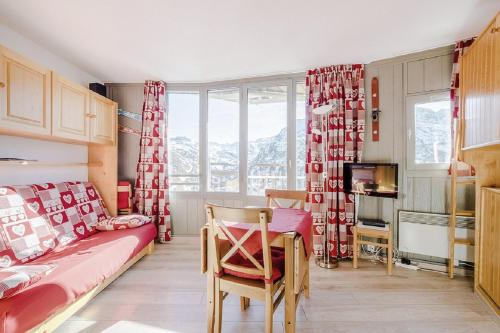 une chambre avec un lit, une table et une télévision dans l'établissement Residence Les Ruches - maeva Home, à Avoriaz