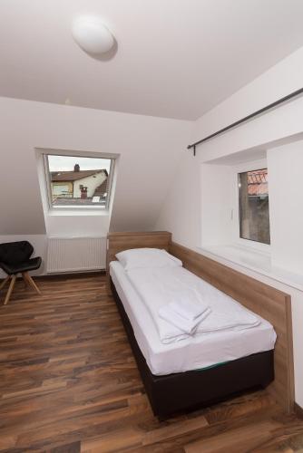 a bedroom with a bed and a window at Boutique-Hotel Kronenstuben in Ludwigsburg