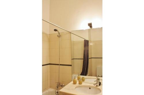 bagno con lavandino e specchio di Apartmento com vista incrivel a Lisbona