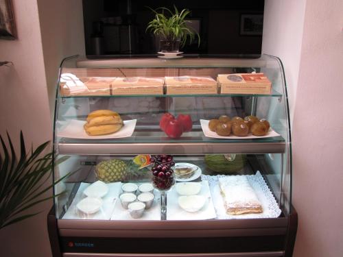 un réfrigérateur rempli de différents types de nourriture dans l'établissement Hotel Spa La Casa Del Convento, à Chinchón