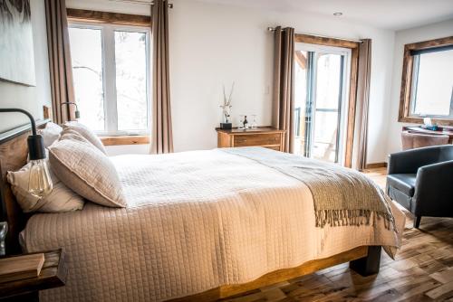 Postel nebo postele na pokoji v ubytování Gîte du Haut des Arbres