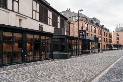 une rue vide dans une ville avec des bâtiments dans l'établissement Brewery Apartment - LoftAffair, à Cracovie
