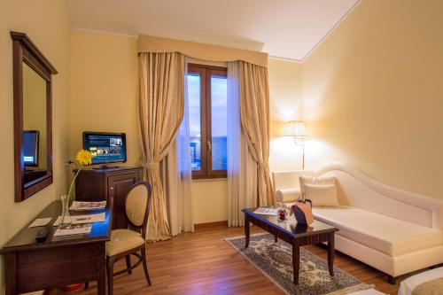 a living room with a couch and a table at Country Hotel & Resort I Calanchi in Ripatransone