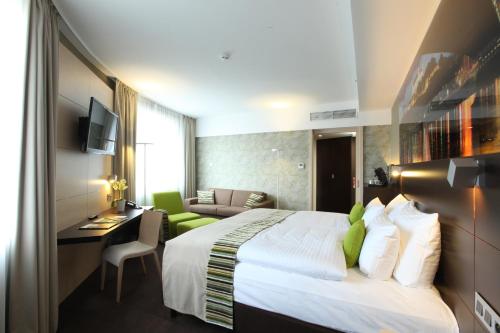 Postel nebo postele na pokoji v ubytování Lindner Hotel Bratislava, part of JdV by Hyatt