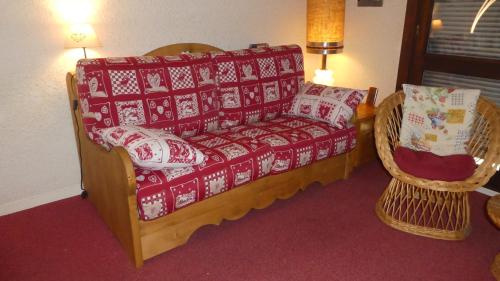 a couch and a chair in a room at le Vercors en toute simplicite in Autrans