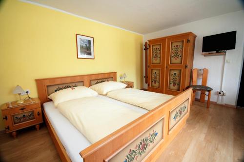 Una cama o camas en una habitación de Pension Arnspitze