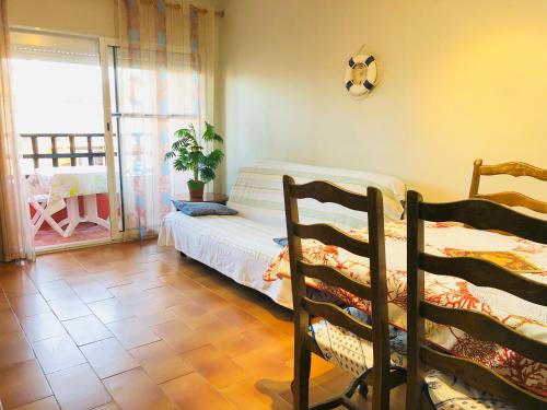 una camera con letto, tavolo e finestra di GRAN RESERVA - Apartamento en el centro de Empuriabrava - cerca de la playa - piscina comunitaria a Empuriabrava