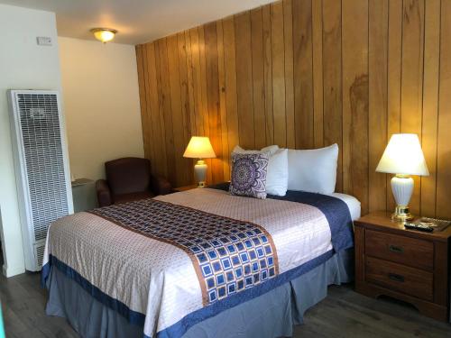 Postel nebo postele na pokoji v ubytování Cedar Inn & Suites