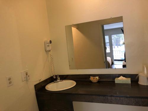 Un baño de Cedar Inn & Suites
