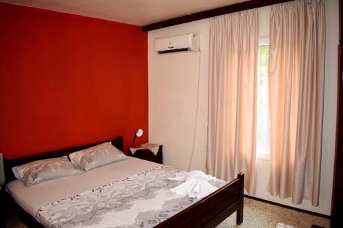 een slaapkamer met een bed en een raam bij Hotel Trakia in Plovdiv