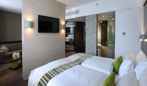 Postel nebo postele na pokoji v ubytování Lindner Hotel Bratislava, part of JdV by Hyatt
