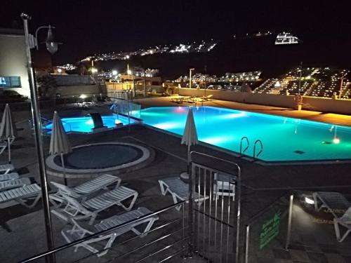 - une piscine au-dessus d'un bâtiment la nuit dans l'établissement THE 69, à Puerto Rico