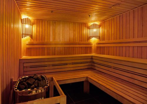 a sauna with a bench and a chair in it at Belle Royalle in Lisarnya