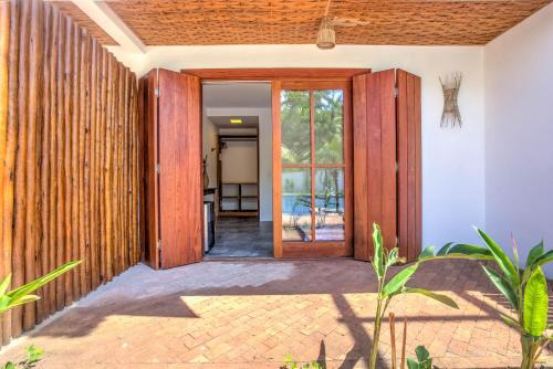 an open door to a house with a patio at A Casa de Gabriella in Itacaré