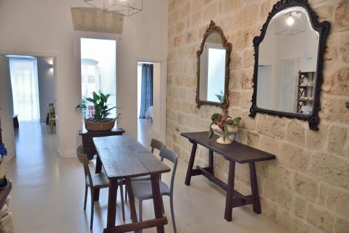 a dining room with a table and a mirror at B&B Murex in Bari