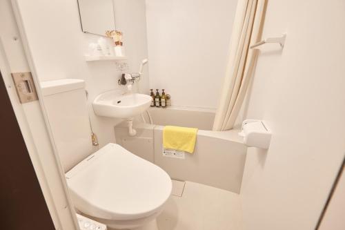 ein kleines Bad mit WC und Waschbecken in der Unterkunft Kunigami-gun - Hotel / Vacation STAY 11200 in Onna