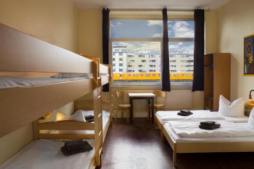 Cama ou camas em um quarto em acama Hotel & Hostel Kreuzberg