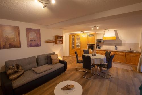 胡本的住宿－Apart Letta，客厅配有沙发和桌子