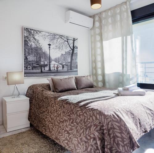 1 dormitorio con cama y ventana grande en Apartamento S.Quintin, en Málaga