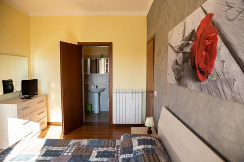 a bedroom with a bed and a painting on the wall at Appartamento Della Pia in Bevagna