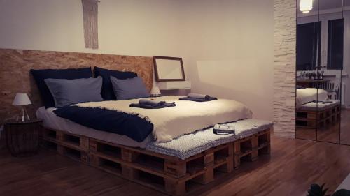 una camera da letto con un letto grande con due asciugamani sopra di Apartmán Lucie a Pardubice