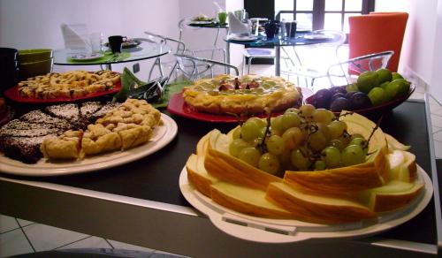 einen Tisch mit verschiedenen Desserts auf Platten in der Unterkunft Il Profumo dei Sensi in Pollica