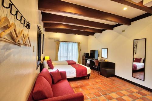 ein Hotelzimmer mit einem Bett und einem Schreibtisch in der Unterkunft Kunigami-gun - Hotel / Vacation STAY 11200 in Onna