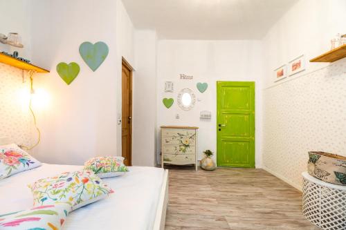 Ένα ή περισσότερα κρεβάτια σε δωμάτιο στο BonTon Apartments Sibiu